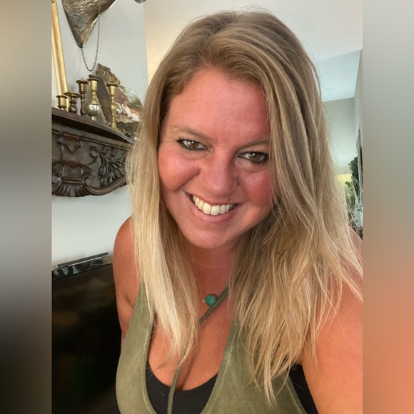 Meet your Posher, Candice - Picture 3 of 3